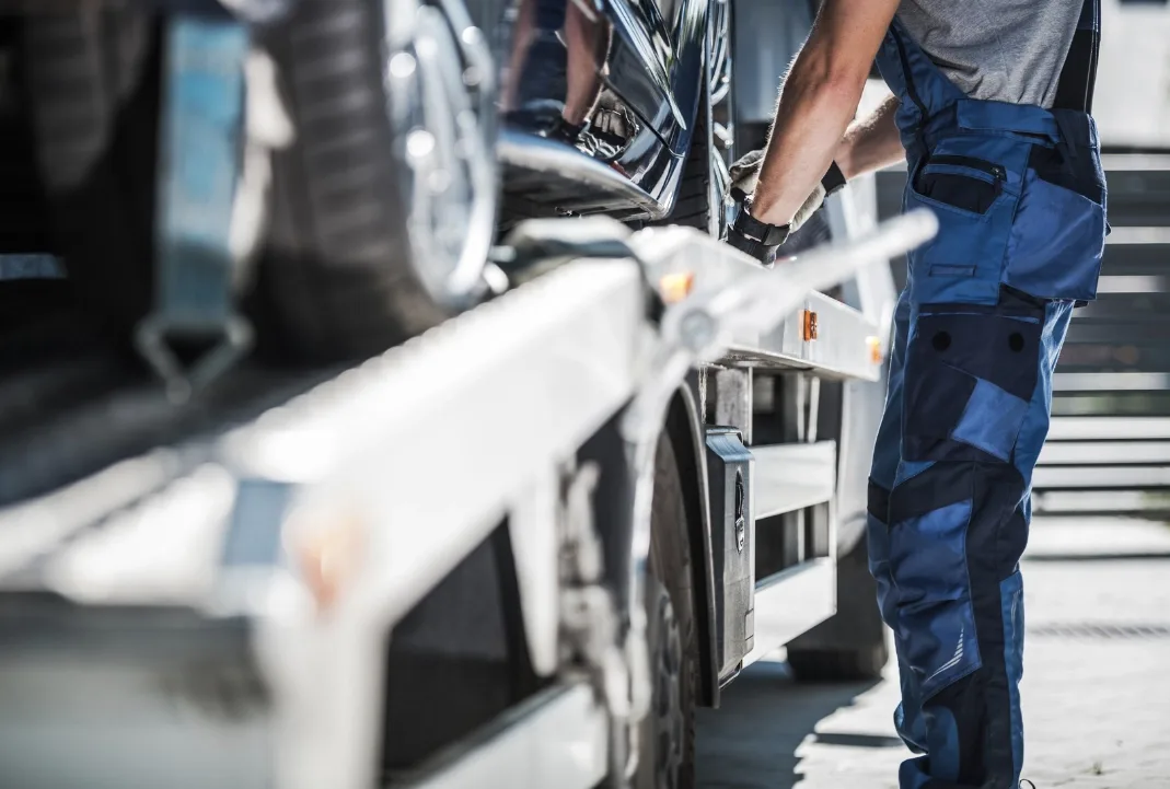 Kansas City tow truck driver loading a car onto a flatbed